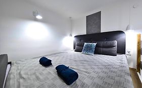 Cute Gallery Apartment Close To The Basilica, Queen